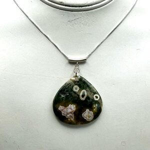 Elegant Green Stone Pendant Necklace